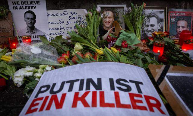 Gedenken an Alexej Nawalny vor dem Russischen Konsulat in Frankfurt. Auch in Wien legten Menschen Blumen und Fotos vor der russischen Botschaft nieder.