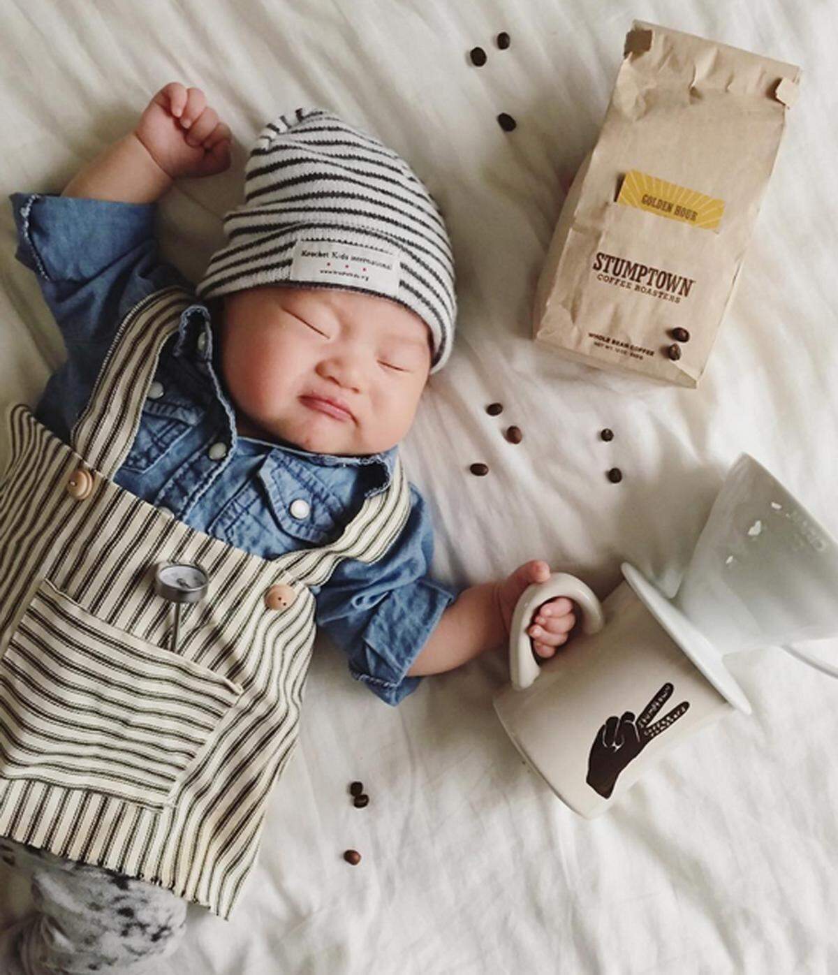 Fotografin Laura Izumikawa nutzt die Mittagsschläfchen ihrer sieben Monate alten Tochter Joey Marie Choi nicht etwa um selbst zu verschnaufen, sondern um Fotos der etwas anderen Art zu schießen.