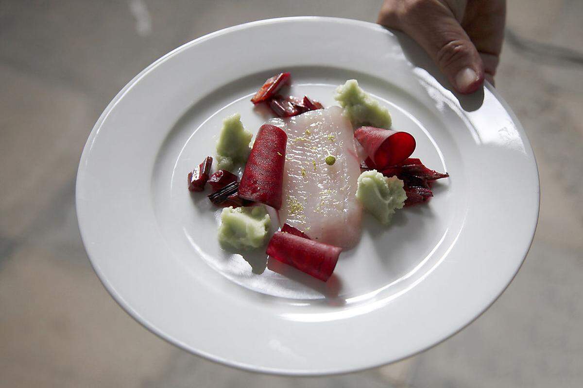 Reinankenfilet mit roten Rüben und Föhrennadelsorbet.