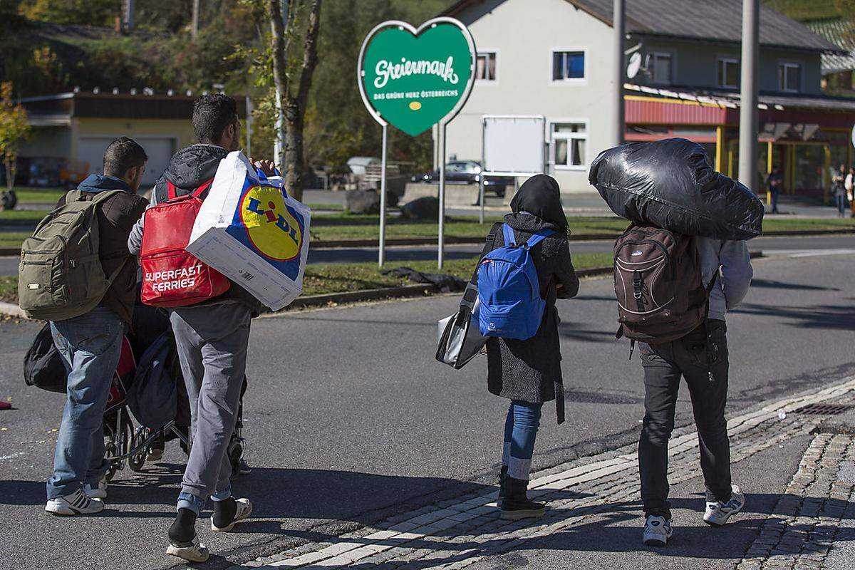Laut Grundnig könnten falsche Informationen, die unter den Asylsuchenden kursierten, Auslöser für den Aufbruch gewesen sein. Konkret sollen die Betroffenen gedacht haben, dass sich die Grenze zu Deutschland nur wenige Kilometer von Spielfeld entfernt befindet.