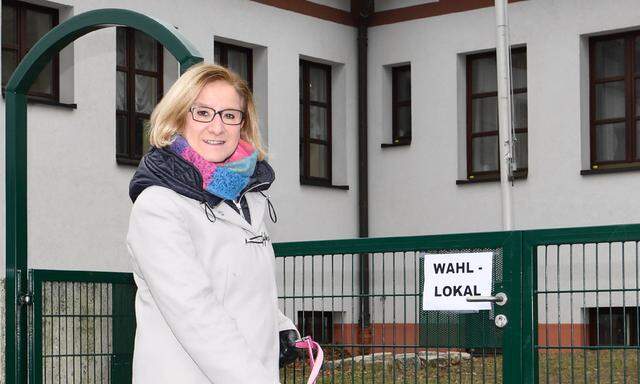 Landeshauptfrau Johanna Mikl-Leitner bei der Stimmabgabe in ihrer Heimat Klosterneuburg.