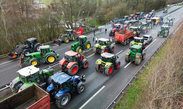 Französische Bauern blockieren aus Protest mit ihren Traktoren Straßen.