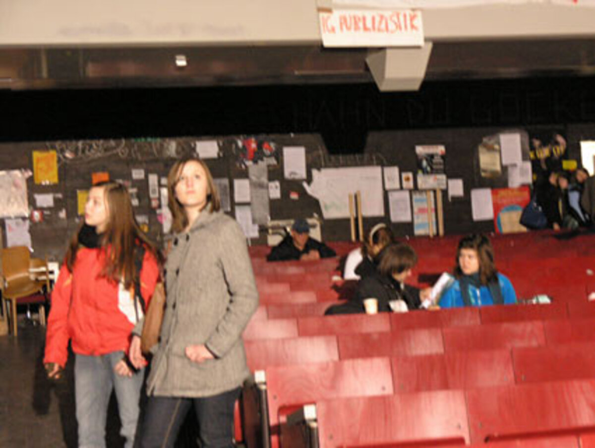 "Ich habe gegen die Proteste nichts einzuwenden, aber von der Besetzung halte ich nicht viel," erzählt einer der Schüler. Er findet es schlecht, dass die Vorlesungen ausgelagert werden müssen, seine Freundin ist betroffen.