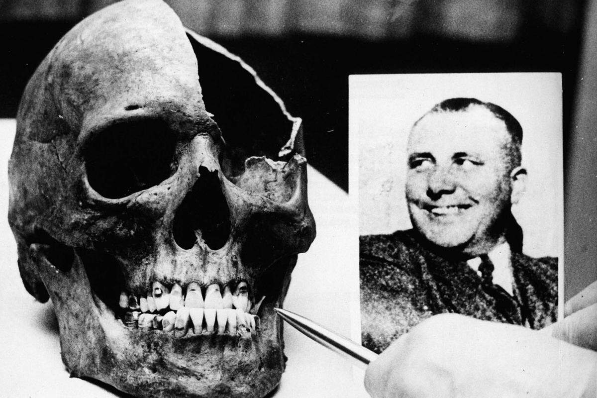 Einen Tag nach Hitlers Selbstmord schrieb dessen Sekretär Martin Bormann ein einziges Wort in sein Notizbuch: "Ausbruchsversuch". Nach Kriegsende suchten Alliierte und später deutsche Behörden vergeblich nach dem Chef der NSDAP-Parteikanzlei. Mehrere vermeintliche Bormanns wurden festgenommen, mehrere vermeintliche Gräber ausgehoben. Bei den Nürnberger Prozessen wurde Bormann in Abwesenheit zum Tode verurteilten. Gerüchte hielten sich, ihm sei die Flucht ins Ausland gelungen. Ende 1972 fanden Bauarbeiter bei Erdkabelarbeiten am Lehrter Bahnhof in Berlin Gebeine und einen Schädel, zwischen den Zähnen die Glassplitter von Blausäueampullen. 1998 identifizierten Gerichtsmediziner die Knochen als Überreste Bormanns. Sie wurden im darauffolgenden Jahr verbrannt und in der Ostsee verstreut.