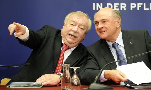 Archivbild: Pröll (re.) und Häupl 2010 bei einer Sitzung der Landeshauptleute-Konferenz in Langenlois.