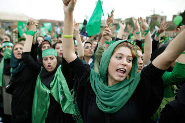Bei den Protesten sind bisher mindestens zwei Menschen getötet und Hunderte festgenommen worden. Das Regime forderte die Todesstrafe für die beiden Oppositionsführer Mir-Hossein Mussawi und Mehdi Karubi, da sie zu den Protesten aufgerufen hatten. Nach zwei Woche Hausarrest, wurden Mussawi und Karubi aus ihren Häusern verschleppt und in ein Haus in der Nähe der Hauptstadt Teheran gebracht.