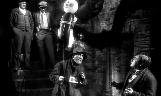 Ein blinder Luftballonverkäufer identifiziert den Mörder. Szene aus Fritz Langs „M“ (1931) mit Peter Lorre als Triebtäter (rechts).