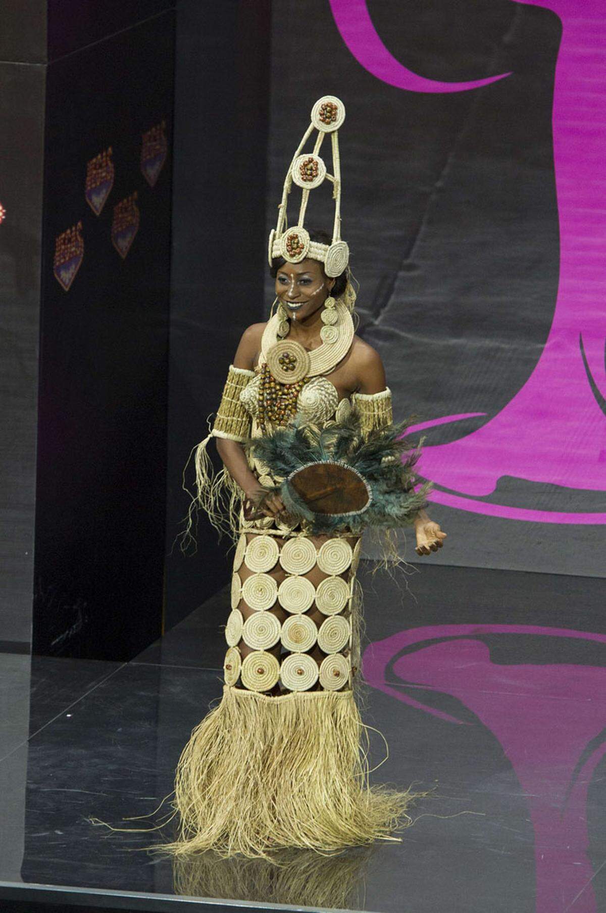 Fantasievoll und landestypisch erschien Stephanie Okwu, Miss Nigeria 2013.