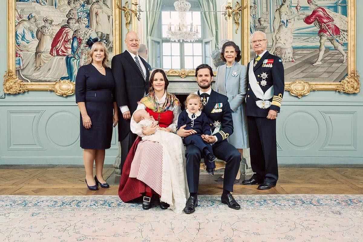 Zum Foto mit den Großeltern wurde auch Prinz Alexander wieder ins Bild geholt. Prinzessin Sofia trug übrigens traditionelle Schuhe zur Tracht, die aus ihrem Heimatort Älvdalen stammt.