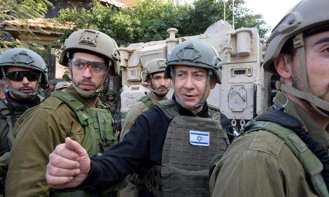 Kriegspremier Netanjahu bei einem Truppenbesuch im Gazastreifen.