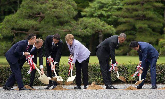Die Spitzen der G-7-Länder planzen Bäume zur Eröffnung des Gipfels in Ise-Shima.