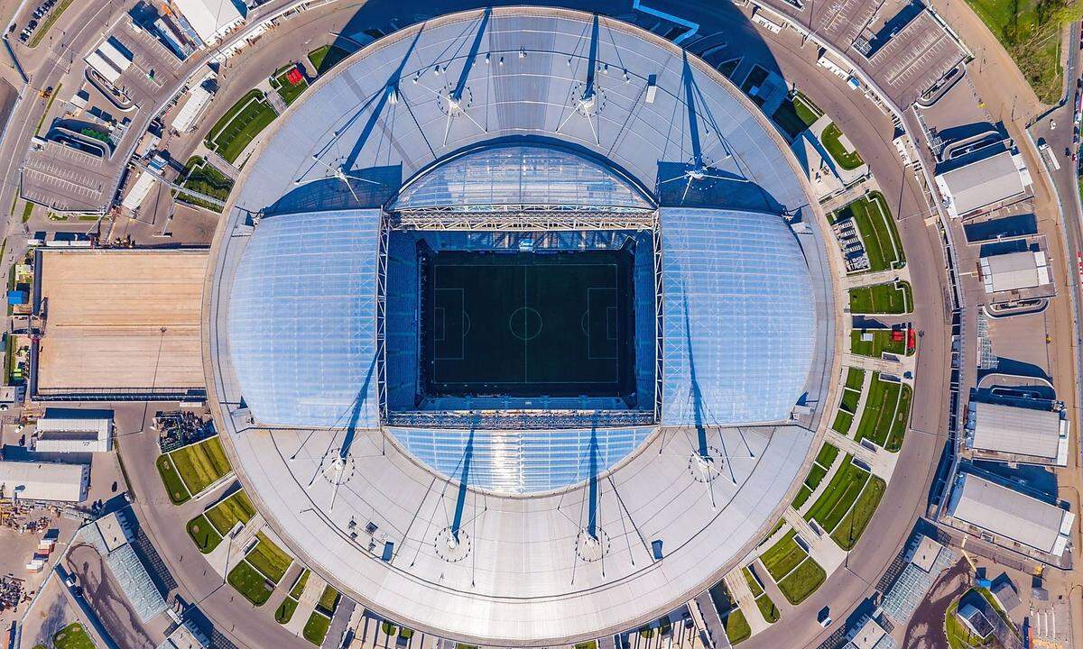 Das Sankt-Petersburg-Stadion ist das zweitgrößte Stadion der WM und hat Platz für 68.134 Menschen. Die Anlage wurde erst 2017 eingeweiht. Der Bau der Arena begann allerdings bereits im Jahr 2007. Unter anderem werden hier ein Halbfinalmatch und das Spiel um Platz drei ausgetragen. In dem Stadion werden auch Spiele der EM 2020 stattfinden. Diese wird in zwölf europäischen Ländern ausgetragen.