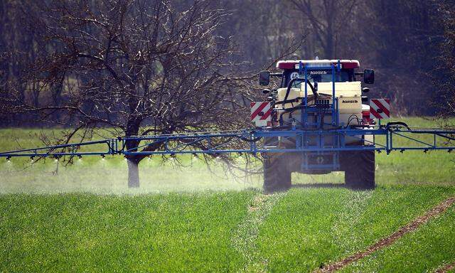 Ein Landwirt bringt das Pflanzenschutzmittel Glyphosat auf einem Feld aus spritzen Spritzmittel Unk
