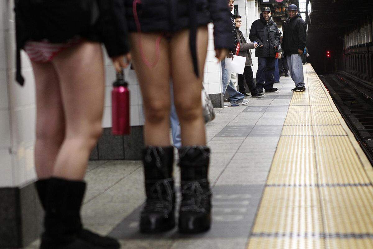 Ohne Hosen in der U-Bahn. Der "No Pants Subway Ride" hat sich nicht nur in New York zu einer kleinen Tradition entwickelt. Untenrum nur in Unterwäsche bekleidet fahren die Teilnehmer dabei mit den Öffis, als ob nichts wäre. Tieferer Sinn lässt sich dahinter keiner erkennen. Dennoch freut sich der Veranstalter Improv Everywhere über ...