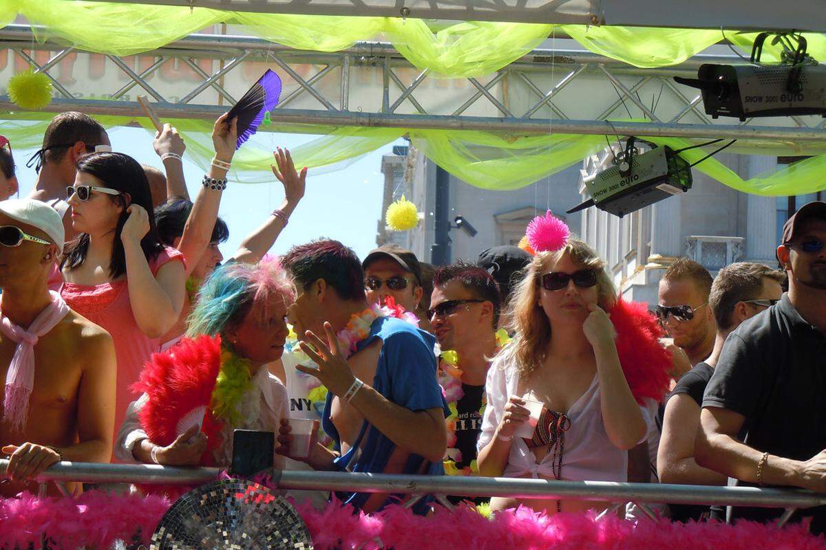 Das Motto der Parade "Born This Way" soll zu einem öffentlichen Bekenntnis einladen und auch heterosexuelle Menschen gleichermaßen ansprechen und einschließen.