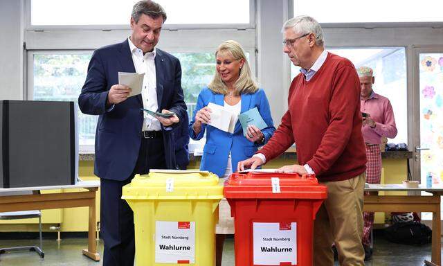 Markus Söder, CSU-Spitzenkandidat und Ministerpräsident von Bayern, gibt seine Stimme ab.