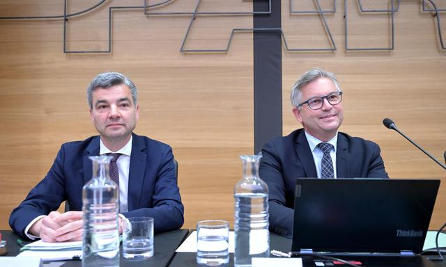 ÖVP-Finanzminister Magnus Brunner (r.) brachte zu seiner Befragung den Präsidenten der Finanzprokuratur, Wolfgang Peschorn, als Vertrauensperson mit.  