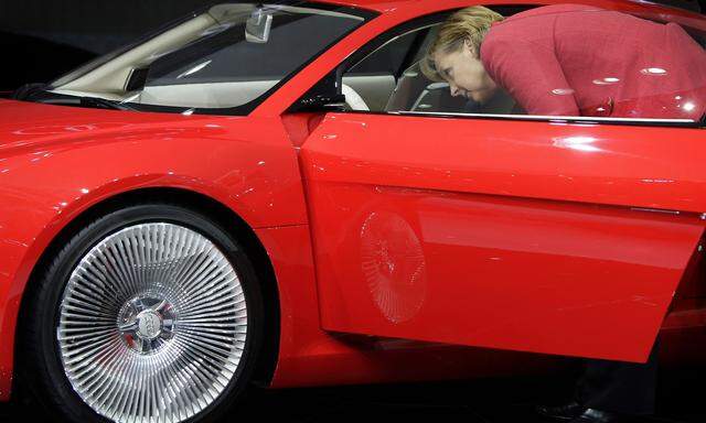 Bundeskanzlerin Angela Merkel weiß um die Bedeutung der Autoindustrie (im Bild mit einem Elektro-Konzeptauto auf der Automobilmesse 2009 in Frankfurt).