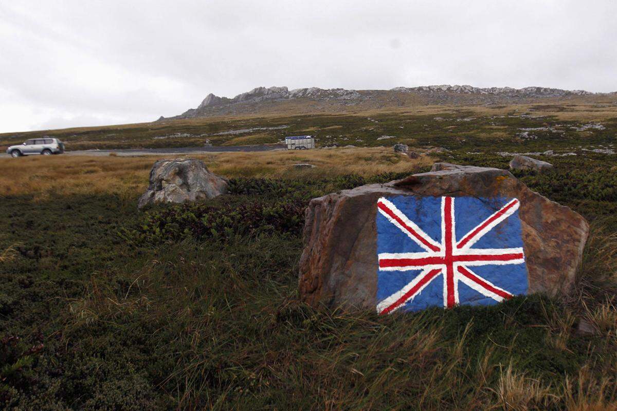 Die 3000 Bewohner der Falklands wollen jedenfalls bei Großbritannien bleiben. Sie leben vor allem von der Fischerei und der Schafzucht. „Das Klima ist rau und die Landschaft eintönig. Aber wir finden es schön“, sagt Jan Cheek, einer von acht Parlamentsabgeordneten. Der Weg ins „Mutterland“ ist weit: Nur einmal pro Woche startet ein Flugzeug Richtung Chile, alle zwei Wochen eine Militärmaschine nach Großbritannien.