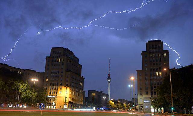 Blitze über Berlin: Schwere Unwetter in Deutschland forderten mehrere Verletzte