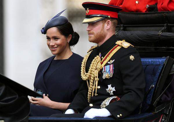 Bei den Trooping the Colours zu Ehren von Queen Elizabeth II durfte Herzogin Meghan trotz Babypause nicht fehlen. Sie trug ein navyblaues Ensemble von Clare Waight Keller, die auch ihr Hochzeitskleid designte.