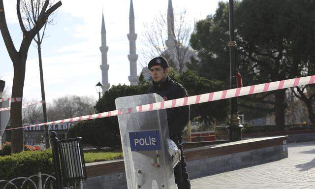 Abgeriegelte Altstadt nach dem Blutbad von Istanbul: Der Islamische Staat (IS) nahm in der Türkei Touristen ins Visier.