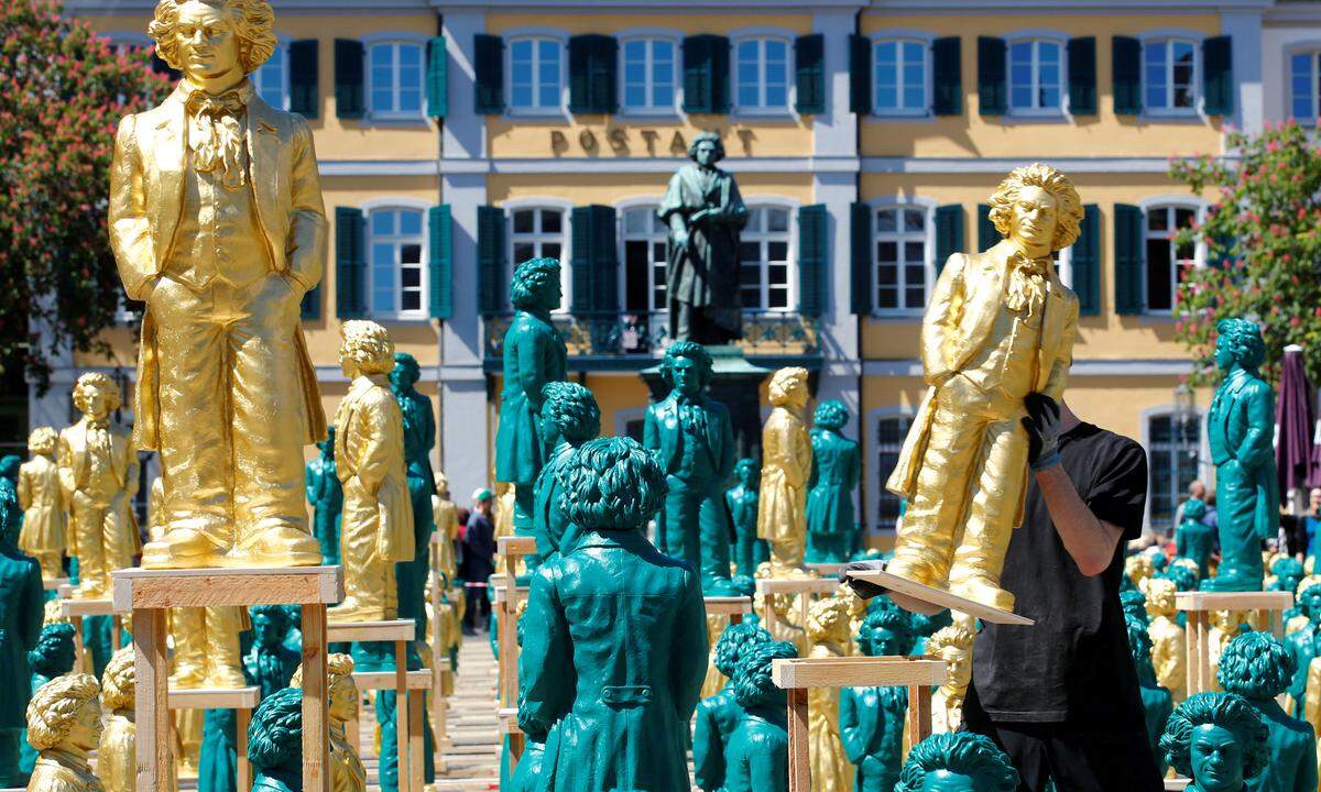 Welcher Beethoven darf es sein? Plastikstatuen zum 250. Geburtstag des Komponisten auf dem Münsterplatz in Bonn. 