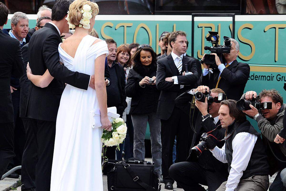 Das Brautpaar stellt sich den Fotografen.