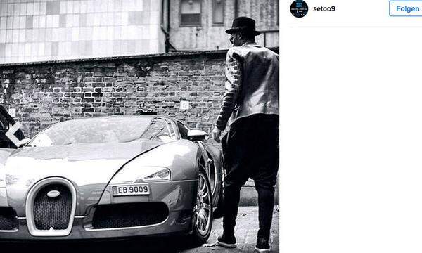 Der ehemalige Superstar Samuel Eto'o ist einer der größten Autofans unter den Fußballern, was seine exquisite Auswahl an Autos eindrucksvoll belegt. Hier mit einem Bugatti Veyron.