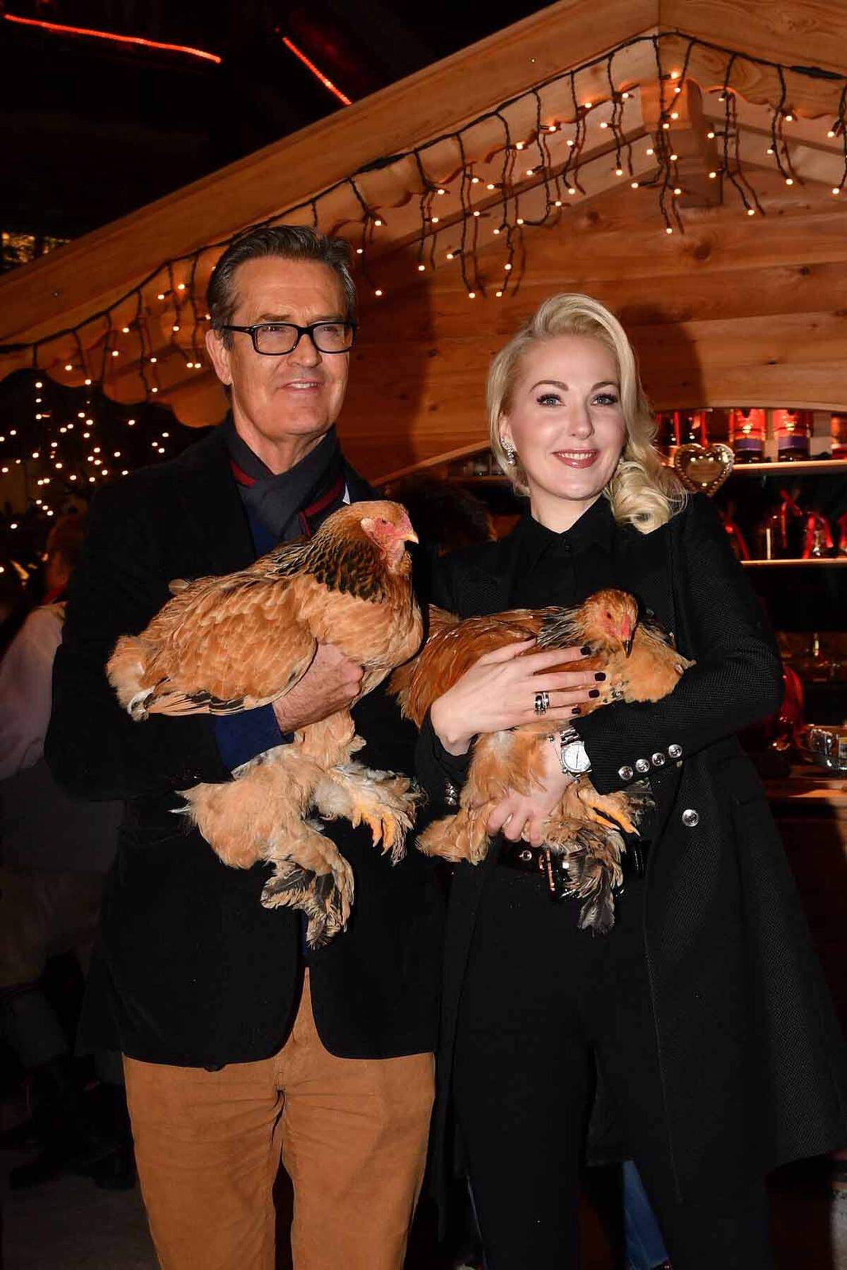 Schauspieler Rupert Everett und Kathrin Glock nahmen Hühner auf den Arm.