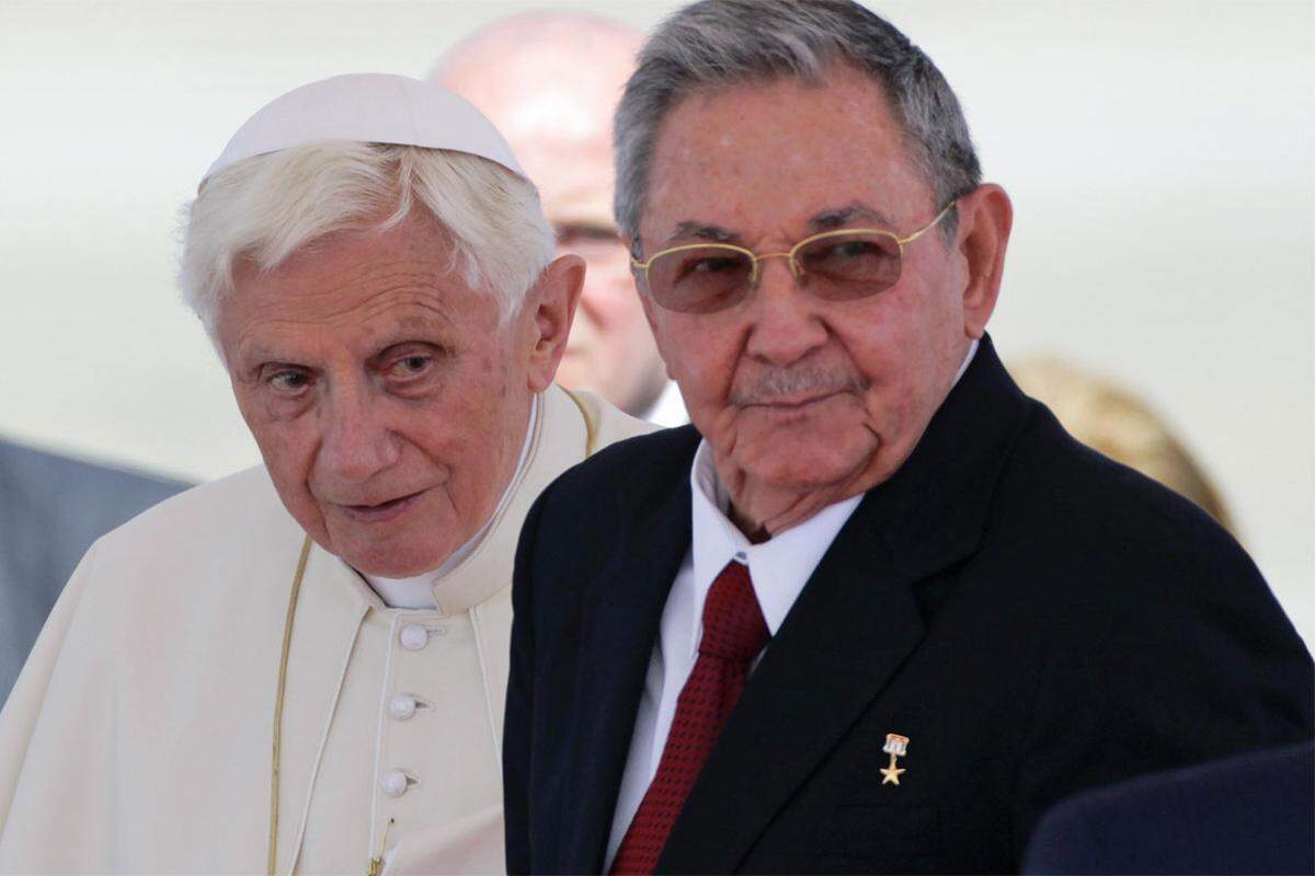 Auch Präsident Raúl Castro nahm am Gottesdienst teil, bei dem es in Strömen regnete. Der Besuch des Papstes fällt in eine Zeit wachsender politischer Spannungen in dem sozialistischen Karibik-Staat. Präsident Castro hat zwar wirtschaftliche Reformen begonnen. Aber die Forderung, auch aus Kreisen der Kirche, nach weitergehenden Reformen lehnt er ab.