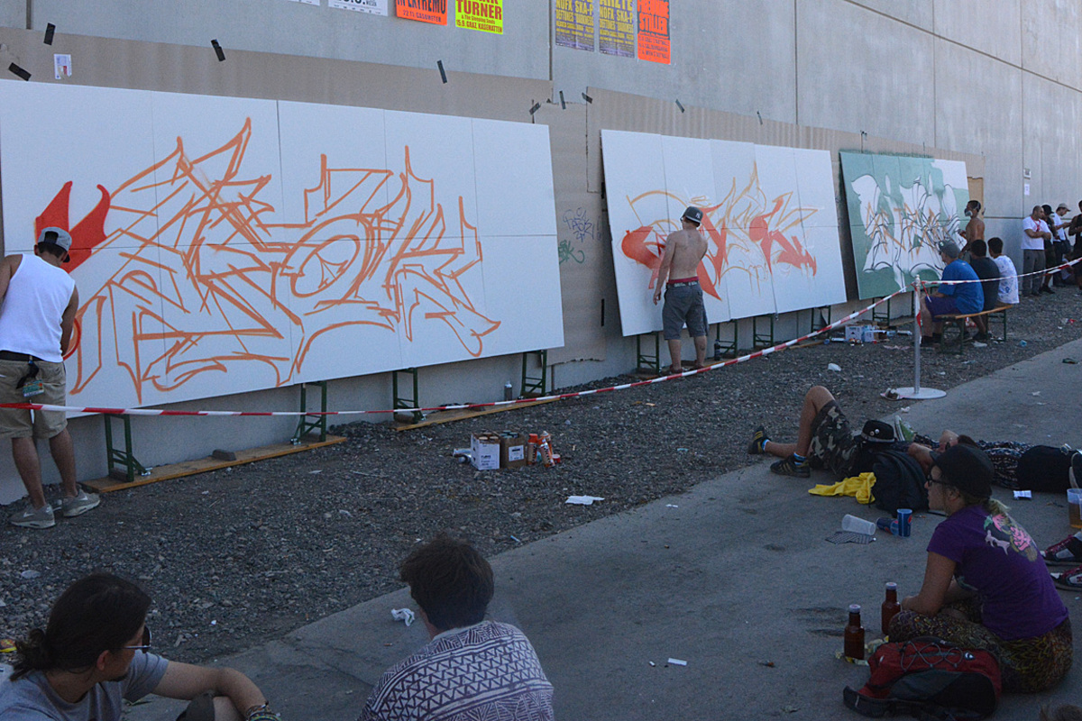In der Halle versuchten sich Besucher im Breakdance, draußen gaben Street-Art-Künstler Anschauungsunterricht: Das  Frequency Festival 2013  unterhält auch abseits des Musikprogramms. Die Sprayer werken üblicherweise in der Nacht, damit haben sie etwas mit den Höhepunkten des Abschlusstages des dreitägigen Festivals gemein: James Blake und Nick Cave. Fotos und Text: Heide Rampetzreiter 