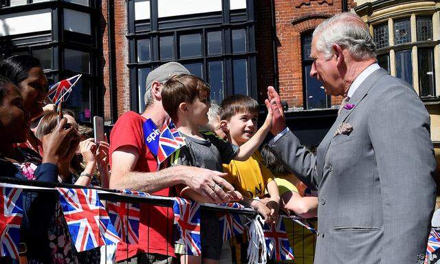 Charles und Camilla besuchten Geschäfte, schüttelten Hände von Schaulustigen und unterhielten sich mit Einsatzkräften.