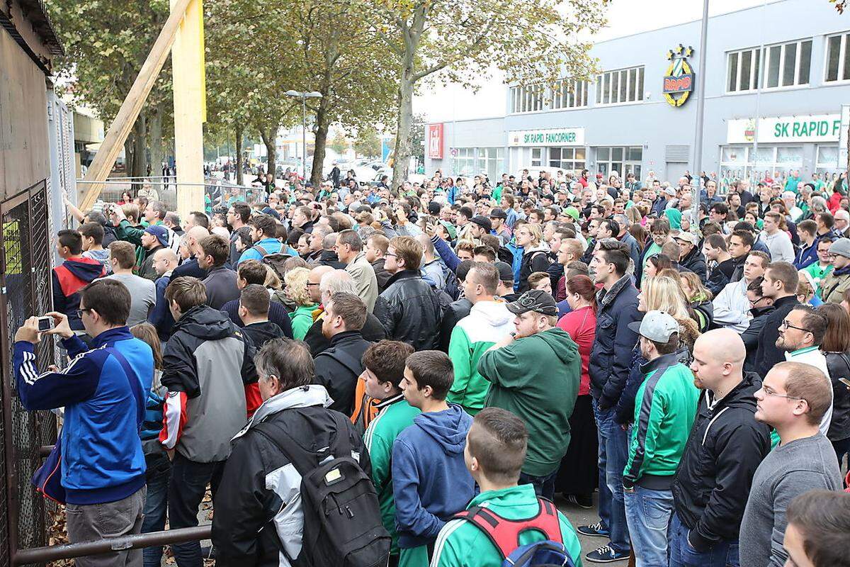 Zuvor hatten sich die Rapid-Fans bei der großen Abrissparty vom Gerhard-Hanappi-Stadion verabschiedet. Schon kurz vor zehn Uhr bildeten sich am Samstag Menschentrauben vor dem Stadion, das nach dem Abriss neu gebaut werden soll.