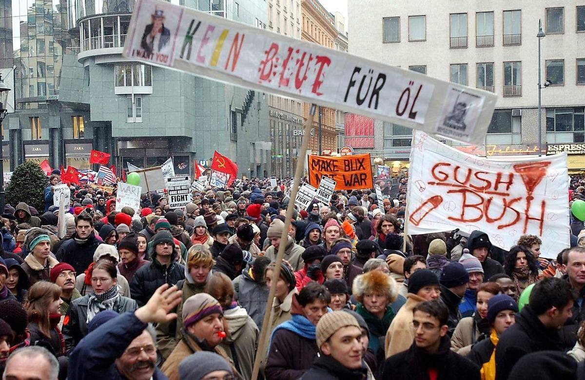 Auch in Wien gingen viele Tausende auf die Straßen - 30.000 dürften es gewesen sein. Neben "Gush, Bush" fand sich beim Protest am Stephansplatz auch ein Plakat mit der Aufschrift "Make Blix not War", bezugnehmend auf den schwedischen Politiker Hans Blix, der damals Chef der UN-Rüstungskontrollkommission war - die nach einer Untersuchung 2002 zu dem Schluss gekommen war, der Irak besitze keine Massenvernichtungswaffen.