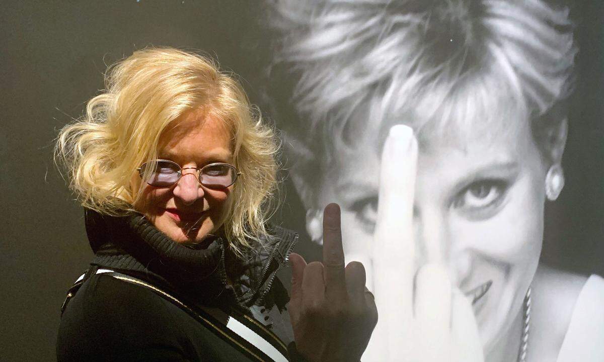 Das ist Alison Jackson, ihr Mittelfinger, ihre Arbeit "Diana Finger Up". Die britische Künstlerin gibt aktuell ihr Österreich-Debüt in der Galerie Westlicht. Im Neubauer Museum für Fotokunst zeigt sie 75 großformatige Prints und Videoarbeiten unter dem Titel Fake Truth. Sie alle eint eine explizite, bitterböse Satire auf unsere Celebrity-Kultur. 