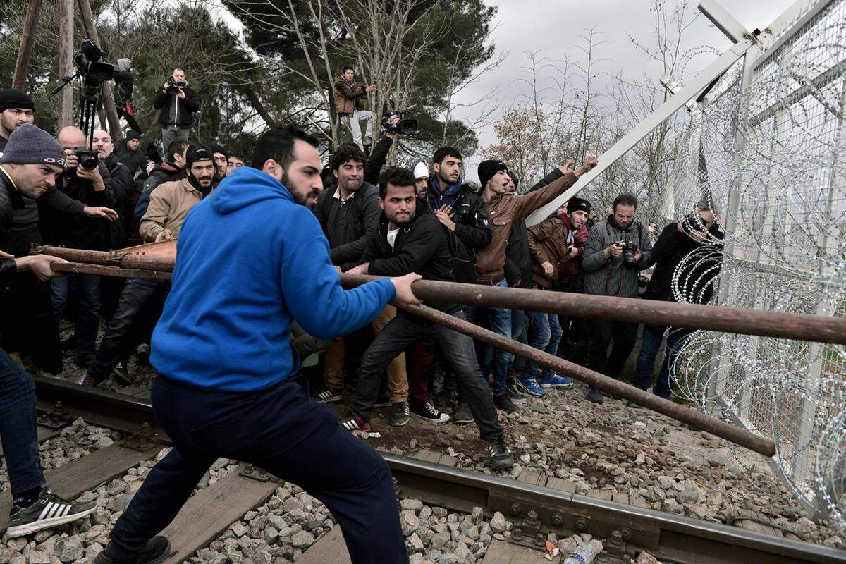 Zwischen Idomeni und Gevgelija rissen sie mit einfachen Werkzeugen Teile des von Mazedonien errichteten Grenzzauns nieder. Eine Öffnung des Tores gelang ihnen aber nicht.