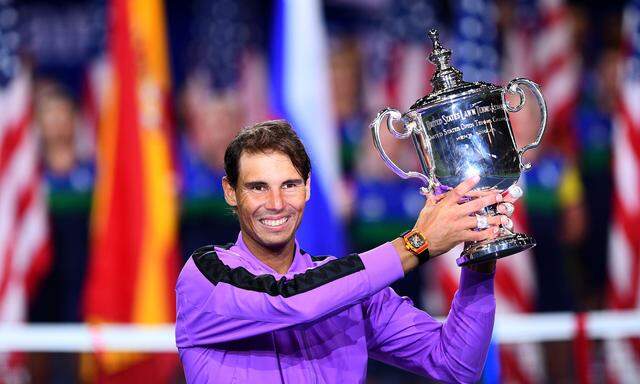 Zum 19. Mal bei einem Grand Slam stemmte Rafael Nadal die Siegertrophäe, zum vierten Mal in New York. 