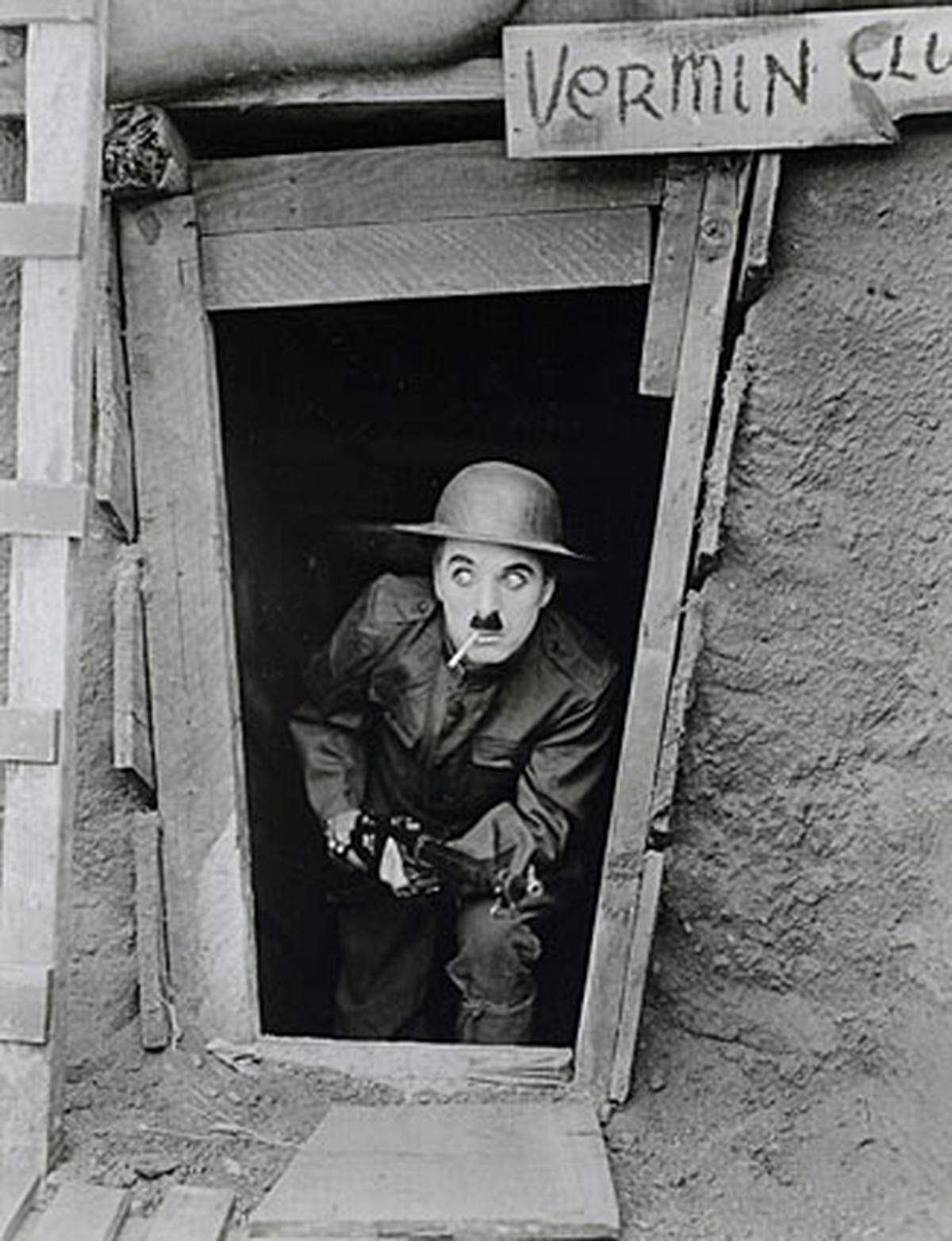 Ab 1914 war Chaplin im Filmgeschäft, nach einem Jahr bei "Keystone" vervielfachte er seine Gage durch den Wechsel zuder Filmfirma "Essanay" und errang schließlich durch einen noch großzügigeren Vertrag bei "Mutual" fast absolute Autonomie.  Im Bild: Shoulder Arms, 1918