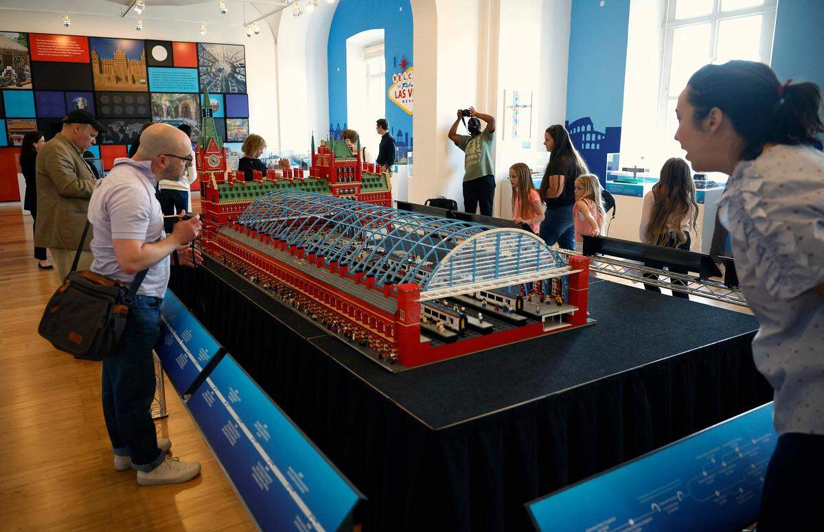 Replica aus 180.000 Lego-Bausteinen der St. Pancras International Station in London.
