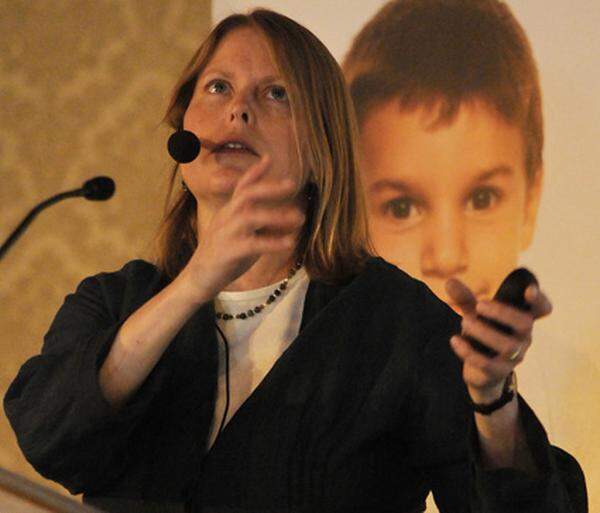 Eröffnungsrednerin Cheryl K. Olson berichtete von ihren Forschungen im Bezug auf Computerspiele mit gewalttätigen Inhalten und deren Einfluss auf Kinder. Ihr Ergebnis hat sie im Buch Grand Theft Childhood veröffentlicht.