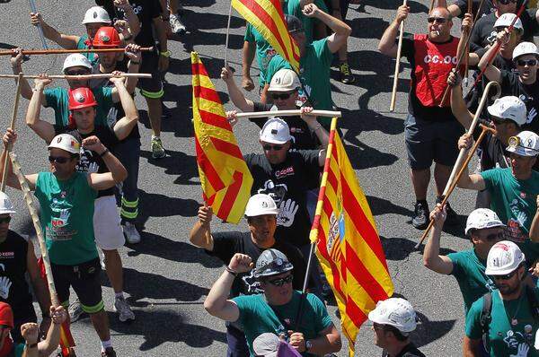 "Ich weiß, dass diese Maßnahmen nicht schön sind, aber sie sind notwendig", erklärte Ministerpräsident Rajoy vor dem spanischen Parlament. Im Bild: Eine Gruppe von Bergleuten. Die Bergleute protestieren seit Wochen gegen Einsparungen in ihrem Bereich, ihrer Demonstration in Madrid haben sich Tausende weitere Menschen angeschlossen.