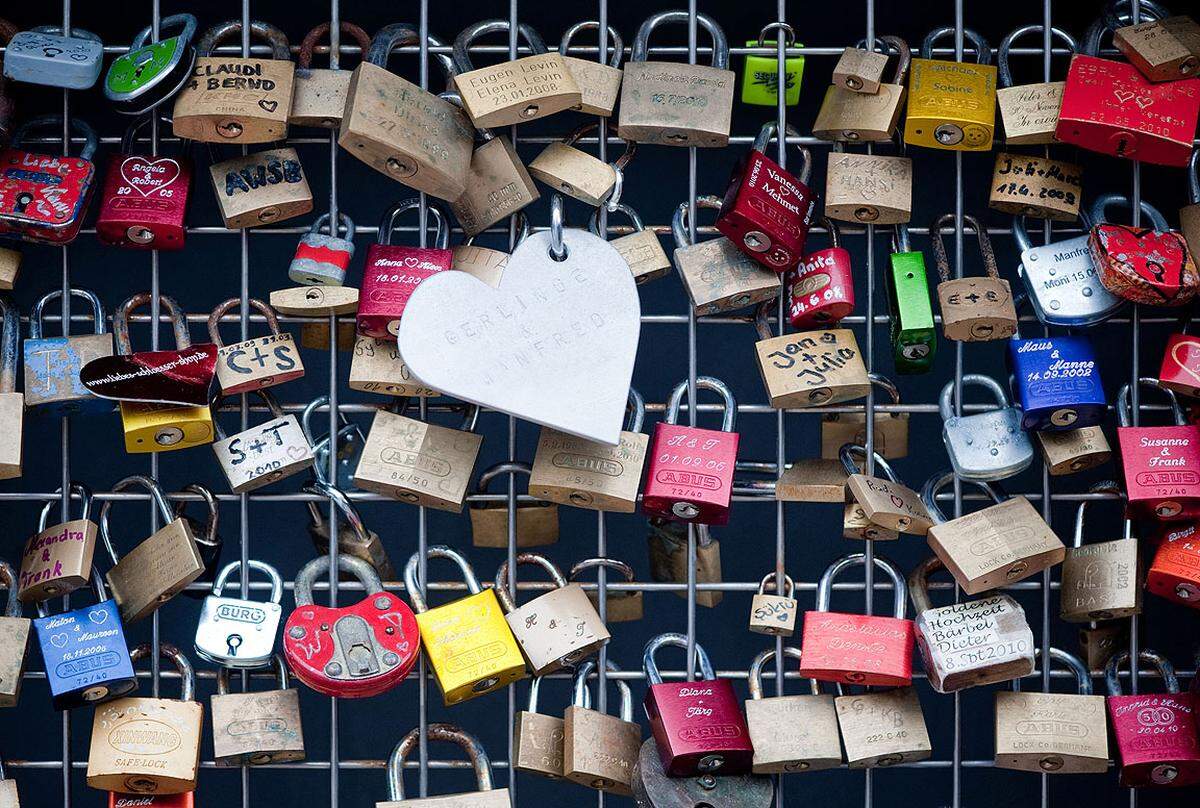 Herzenschnitzen in Baumrinde war gestern, heute werden "Lovelocks" aus dem Baumarkt graviert - und man findet sie auch über den Grenzen der Steiermark.Götzenturmbrücke, Heilbronn