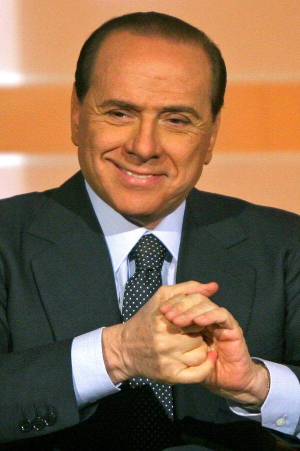 Am 7. März wurde Berlusconi in erster Instanz zu einer einjährigen Haftstrafe wegen Beihilfe zur Veröffentlichung von abgehörten Telefongesprächen schuldig gesprochen. das Urteil: ein Jahr Haft. In dem Verfahren, das vermutlich in die Berufungsinstanz gehen wird, geht es um die Veröffentlichung abgehörter Telefonate zu einem Finanzskandal aus dem Jahr 2005.