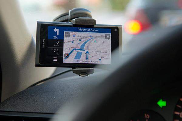 Interessant für den Alltag ist die Navigationsfunktion. "Karten" ist Nokias Pendant zu Google Maps und hilft dem Nutzer, die Orientierung zu finden. Eine Fußgänger-Navigation ist inkludiert. Startet man die separate Navigations-App, kann man das N9 auch als Auto-Navi einsetzen.