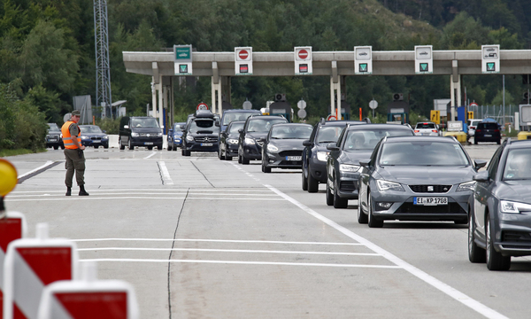Kommt das Virus mit dem Auto? Reisebeschränkungen mit verpflichtender Quarantäne für Rückkehrer sollen das zu Weihnachten verhindern.