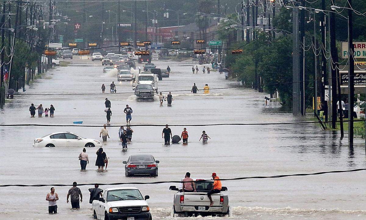 Die Behörden sprachen zunächst von zwei Todesopfern, allein im Großraum Houston waren am Montagmorgen mehr als 220.000 Menschen ohne Strom. "Wir sehen noch nie dagewesene Niederschlagsmengen", sagte der Chefmeteorologe Steve Bowen vom Rückversicherer Aon Benfield.