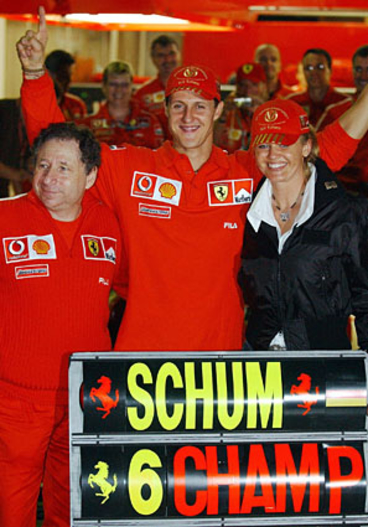 Herzschlag-Finale in Suzuka: Schumacher wird Achter und gewinnt mit zwei Punkten Vorsprung vor McLaren-Mercedes-Pilot Kimi Räikkönen seine sechste WM. Damit setzt er sich in der ewigen Rangliste vor Fangio.