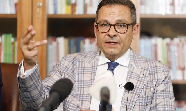  Der ehemalige BZÖ-Chef Gerald Grosz bei der Präsentation seines Buches ‚Zeit für Sauberkeit‘.