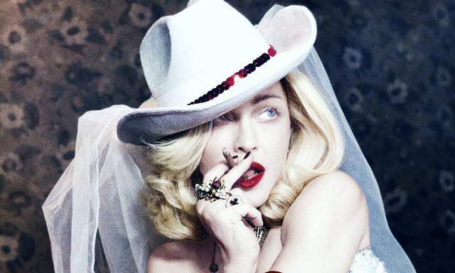 Den Cowgirl-Hut von „Music“ (2000) hat sie noch: Motiv aus Madonnas neuem PR-Material.